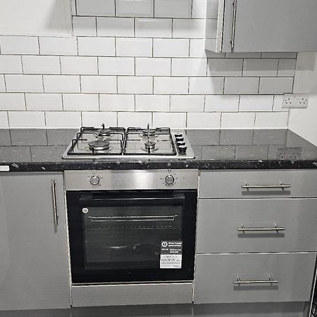 Spacious Double Bedroom With Private Toilet And Shared Kitchen With On Premesis Parking Oldbury  Esterno foto