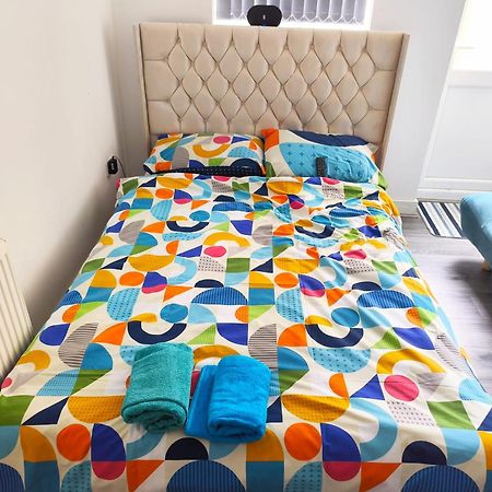 Spacious Double Bedroom With Private Toilet And Shared Kitchen With On Premesis Parking Oldbury  Esterno foto