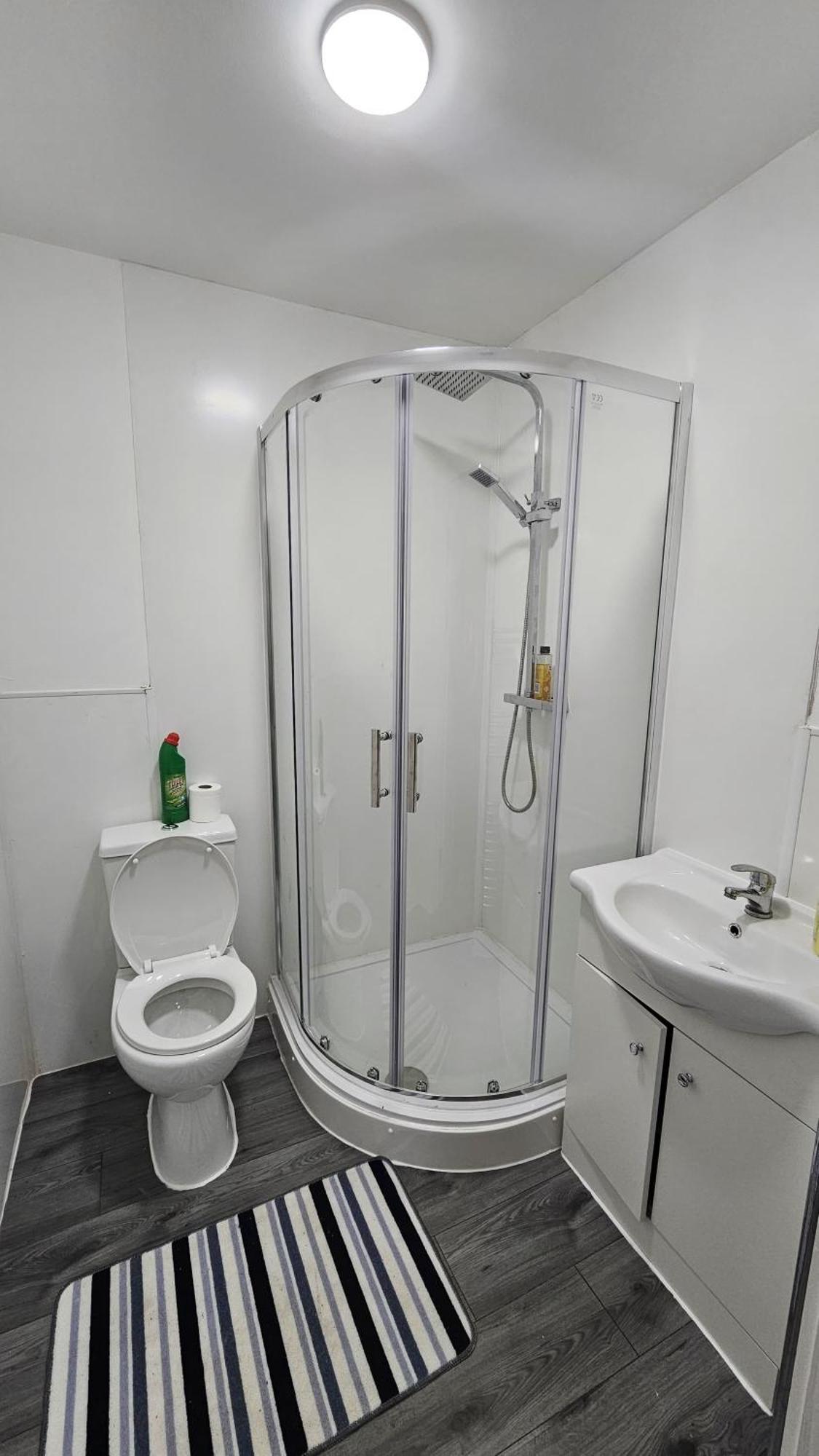 Spacious Double Bedroom With Private Toilet And Shared Kitchen With On Premesis Parking Oldbury  Esterno foto