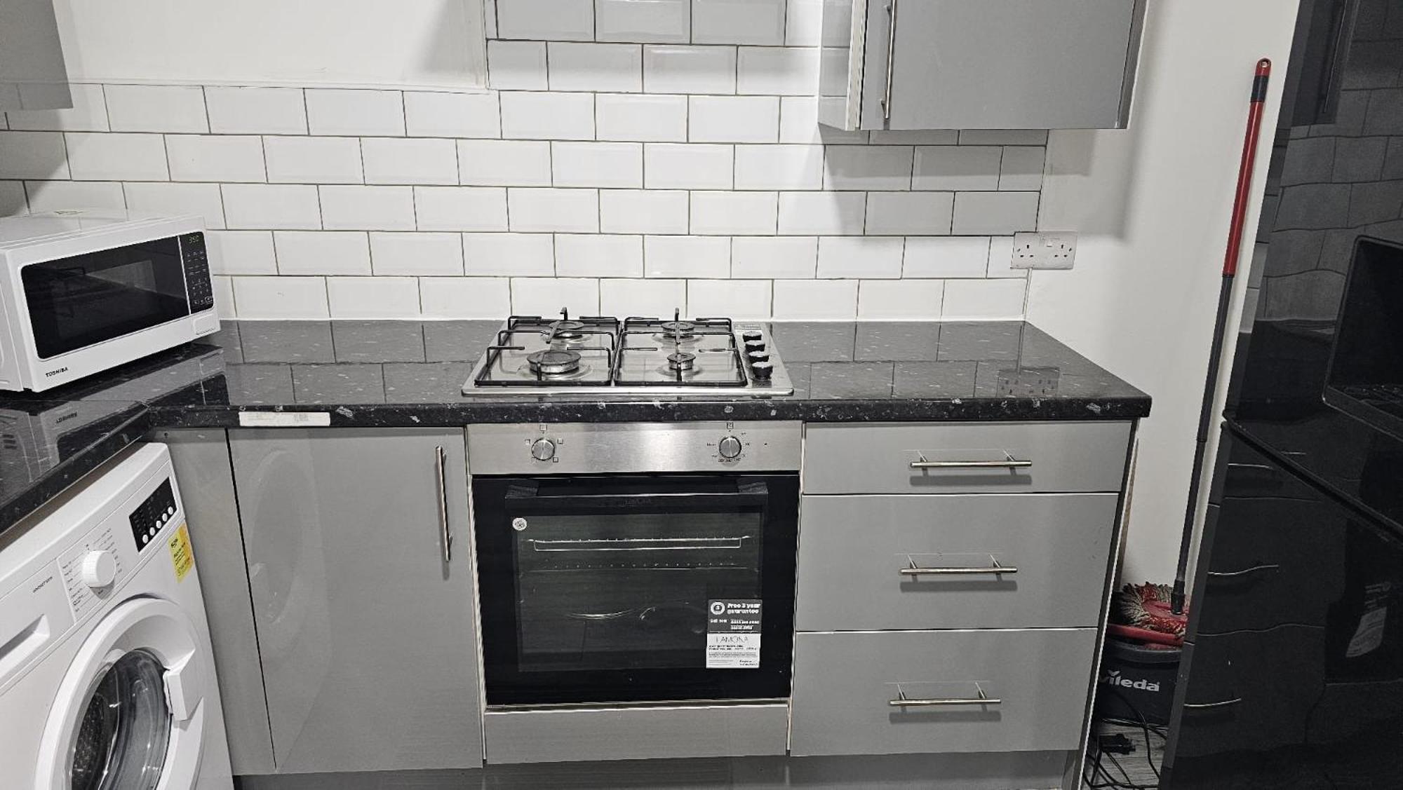 Spacious Double Bedroom With Private Toilet And Shared Kitchen With On Premesis Parking Oldbury  Esterno foto