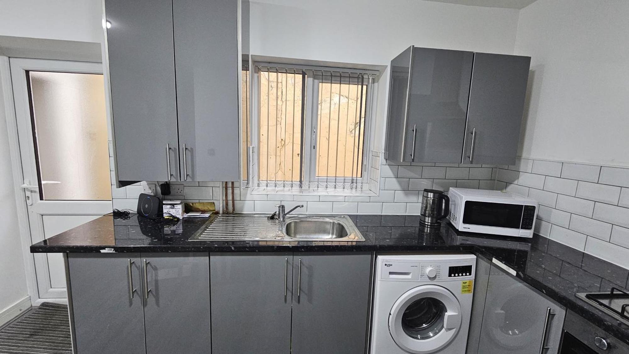 Spacious Double Bedroom With Private Toilet And Shared Kitchen With On Premesis Parking Oldbury  Esterno foto