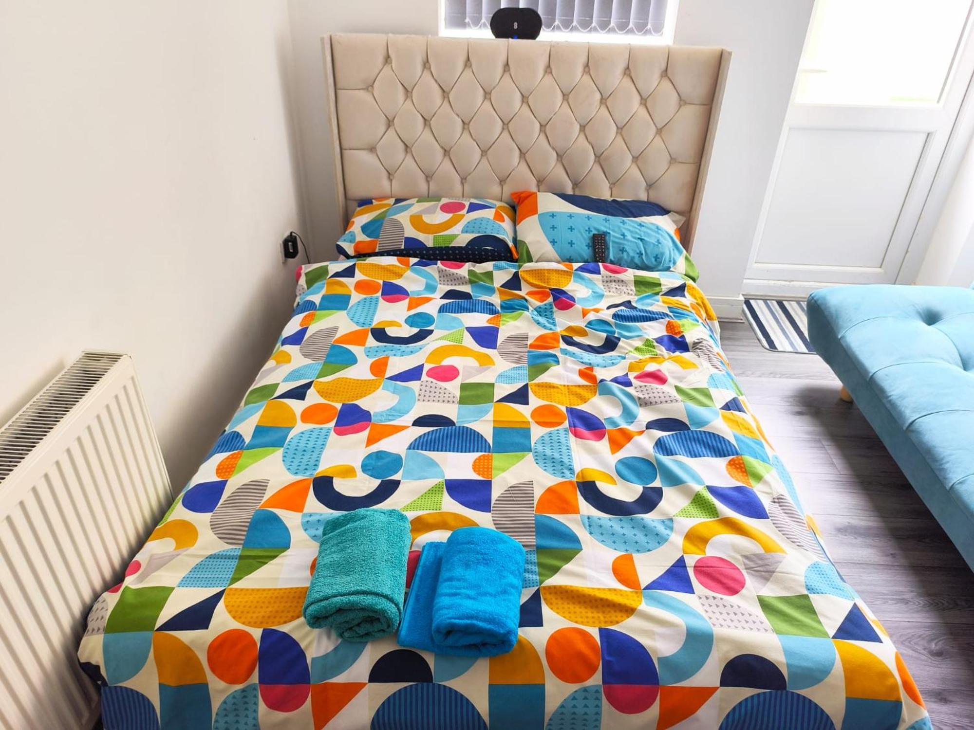 Spacious Double Bedroom With Private Toilet And Shared Kitchen With On Premesis Parking Oldbury  Esterno foto